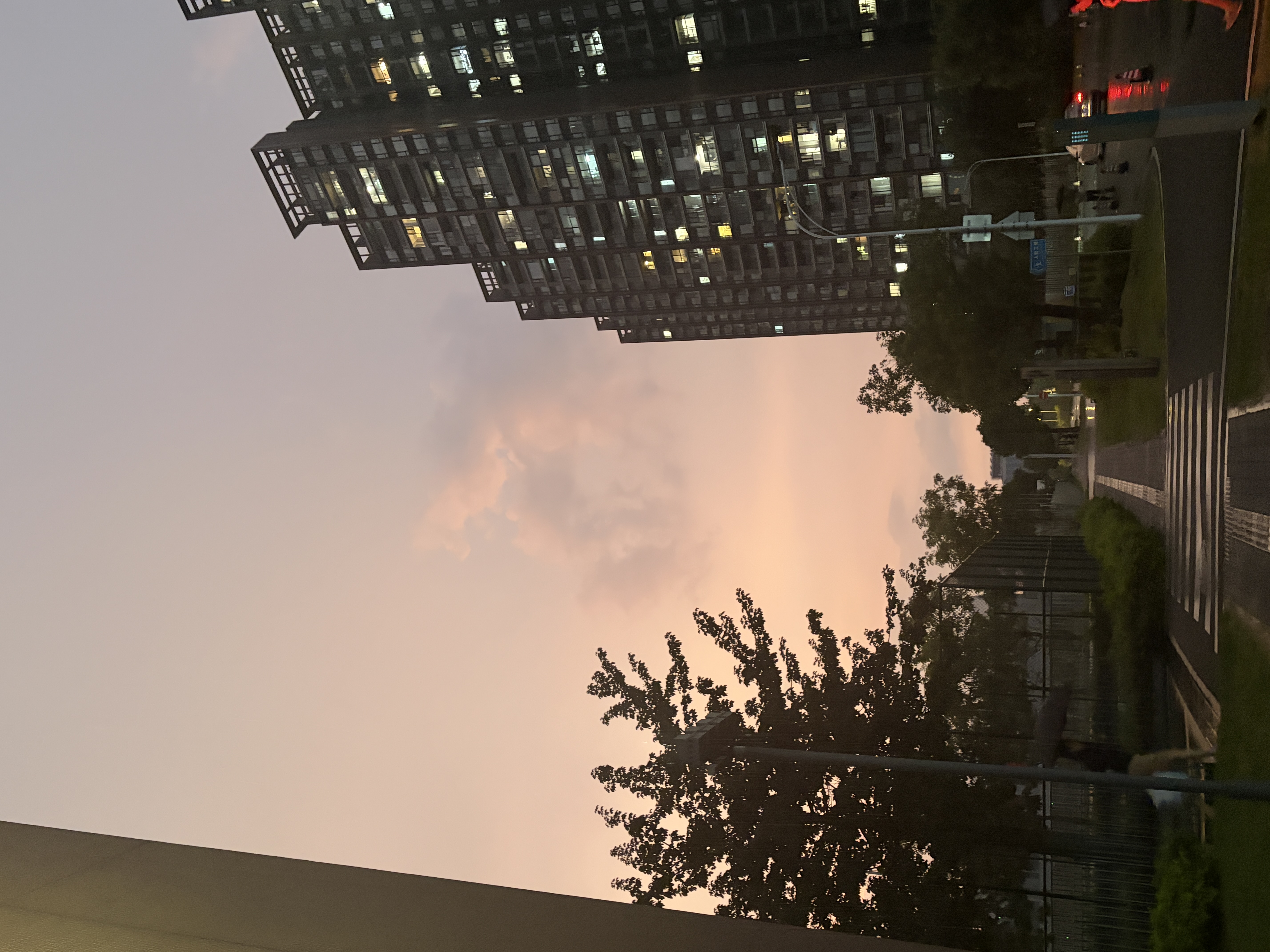 雨后傍晚的粉色晚霞与街景